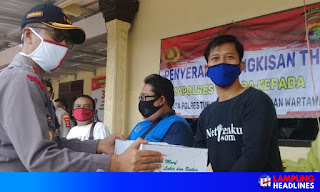 Kapolres Tulang Bawang Barat bagikan bingkisan THR Kepada Insan Pers 