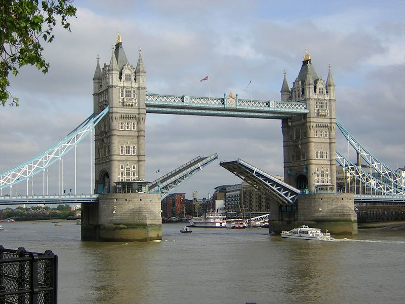 22+ London Bridge, Motif Masa Kini!