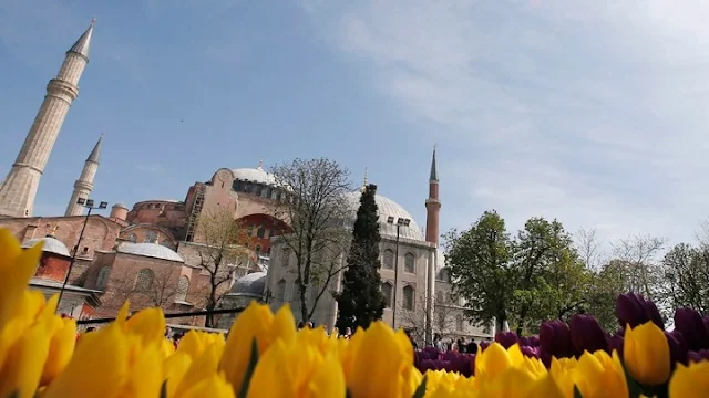 Η UNESCO προτρέπει σε «διάλογο»  την Άγκυρα για την Αγία Σοφία