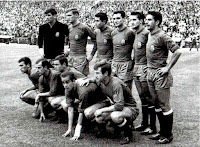 SELECCIÓN DE ESPAÑA. Temporada 1963-64. Iribar, Olivella, Zoco, Fusté, Calleja, Rivilla. Amancio, Pereda, Marcelino, Luis Suárez, Carlos Lapetra. SELECCIÓN DE ESPAÑA 2 🆚 SELECCIÓN DE LA URSS 1 Domingo 21/06/1964, 18:30 horas. II Copa de Europa de Selecciones Nacionales, final. Madrid, estadio Santiago Bernabéu. GOLES: ⚽1-0: 5’, Pereda. ⚽1-1: 8’, Khusainov. ⚽2-1: 83’, Marcelino.