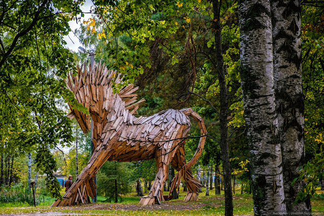 Скульптура Единорога из дерева