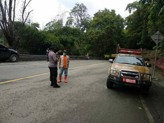 Polisi Bersinergi Dengan Instansi Terkait Bersihkan Longsoran Tanah di Skyland