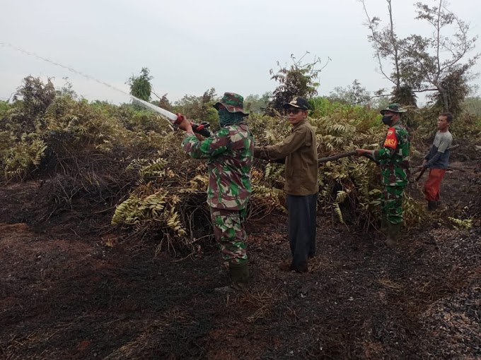 Koramil 06/Merbau Melakukan Upaya Pemadaman Karhutla di Desa Renak Dungun