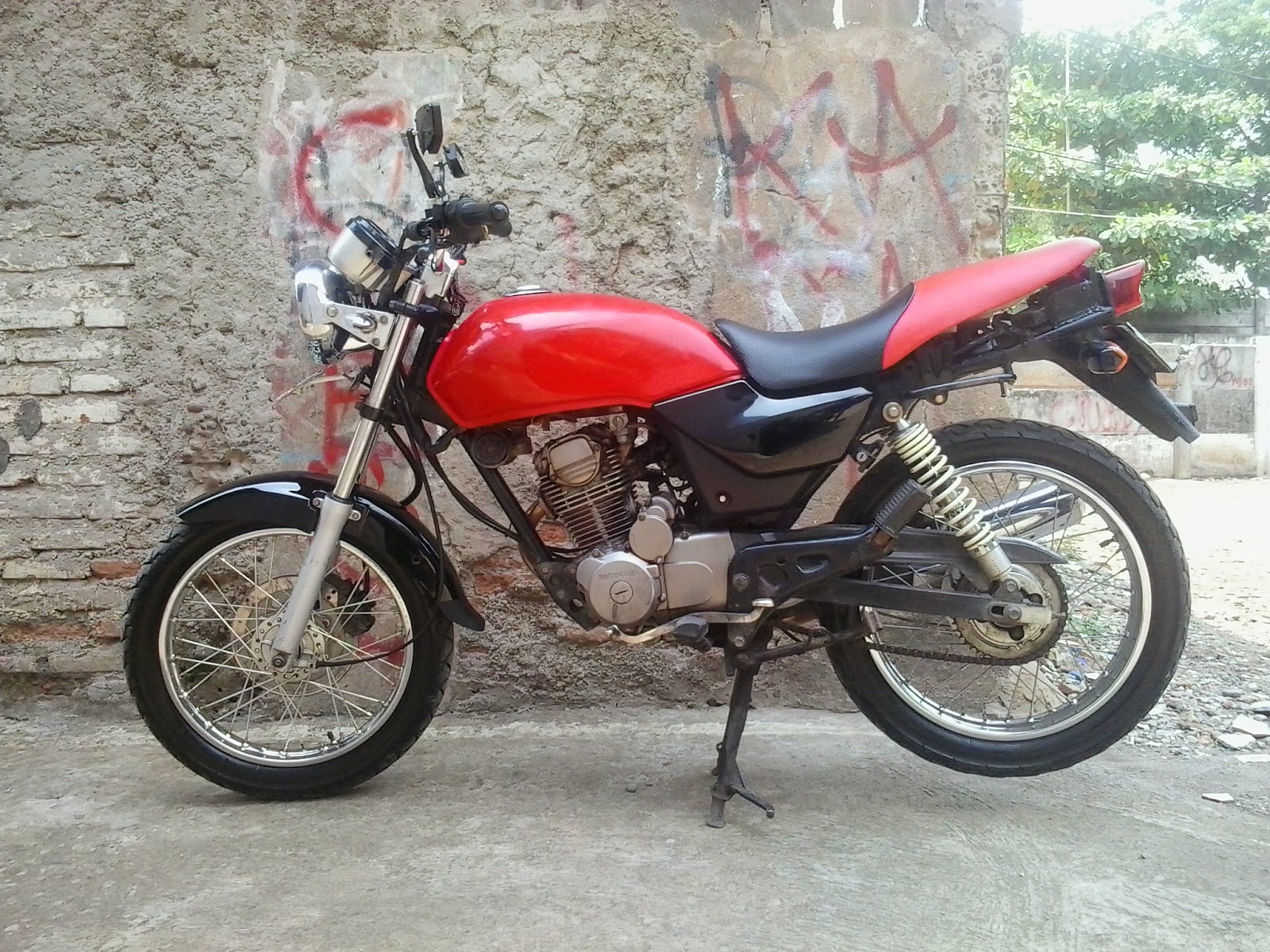 Modifikasi Tampilan Honda Megapro 2005 Lima Motor