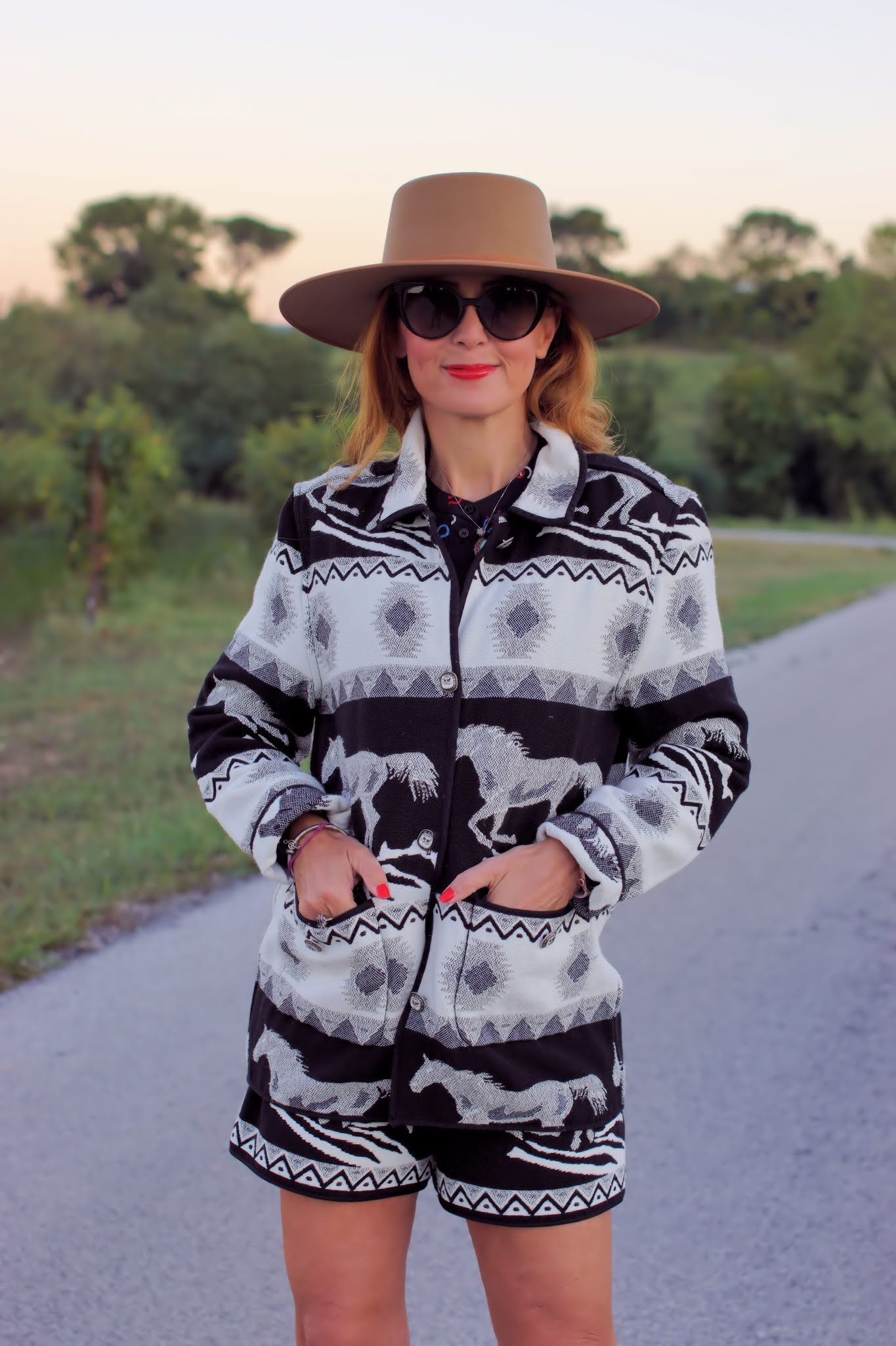 Western jacquard black and white suit