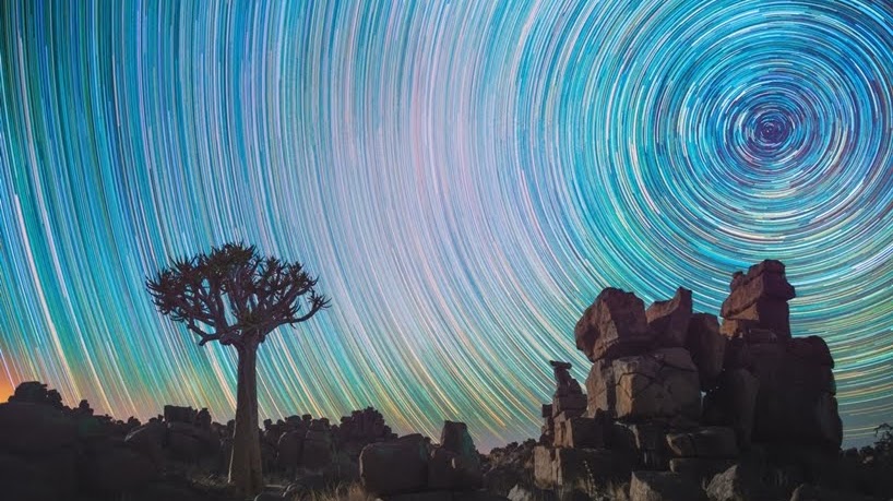 Senderos de estrellas arremolinados capturados sobre el desierto de Namib