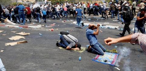 Polisi Israel Berondong Umat Islam Yang Sedang Shalat di 
