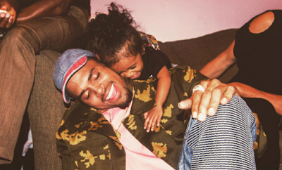 APÓS GANHAR A GUARDA COMPARTILHADA DA SUA FILHA ROYALTY, CHRIS BROWN LEVA ELA PARA COMEMORAR EM SHOW