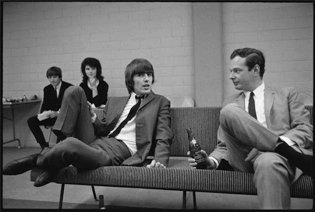 George Harrison y Brian Epstein 1964