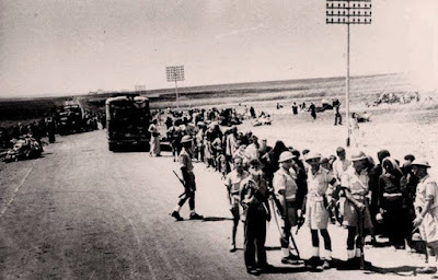 مشهد لرحيل بعض من اهالي مدينة الرملة من قبل كتيبة البلماخ الصهيونية 1948