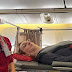 Mulher mais alta do mundo viaja pela primeira vez de avião: deitada