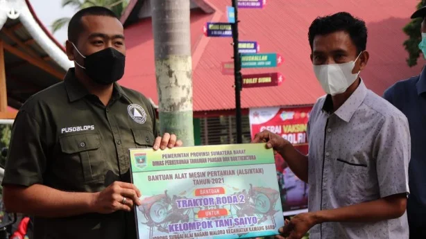 Wagub Audy Serahkan Bantuan Alsintan untuk Kelompok Tani Saiyo