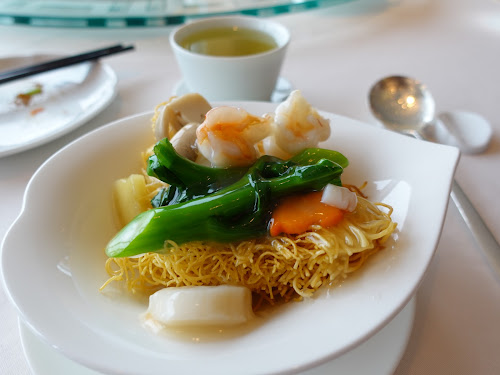 Lung King Heen (龍景軒) - 3 Michelin star Cantonese fine-dining restaurant Four Seasons Hotel Hong Kong - Crispy noodles with prawns and scallops (蝦球帶子炒麵)