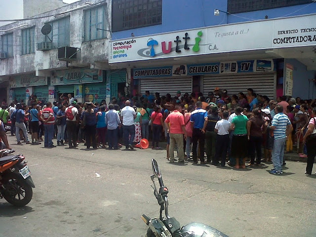 FOTO MANCHETA; Un pueblo maltratado, sometido a la miseria y al atropello para comprar pañales y detergente en San Fernando. 