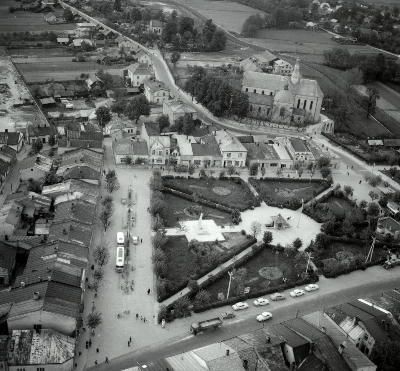Kiedyś centrum Kolbuszowej było... skwerem. Zobacz zdjęcia lotnicze miasta z 1967 roku - zdjęcie nr 4.