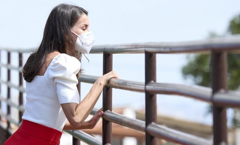 Queen Letizia wore new white square neckline sweater, buttoned red culottes and red shoe from Uterque