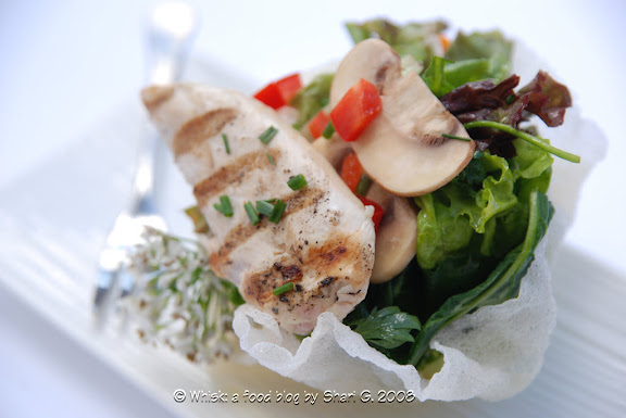 Salade de Poulet aux Epinards (Spinach Salad with Chicken) in a rice bowl