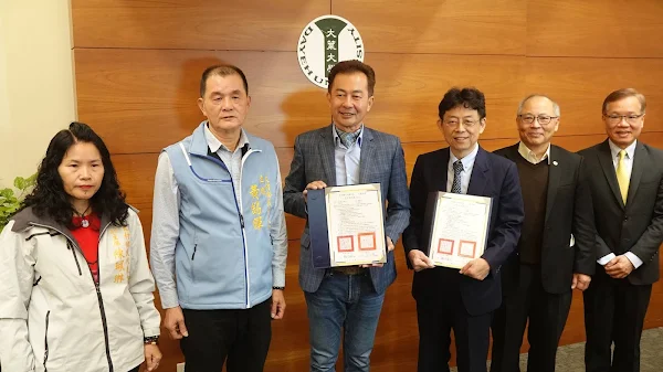 ▲大村鄉賴志銘鄉長(左三)與大葉大學方文昌校長(右三)持合約書合影。（記者林明佑攝）