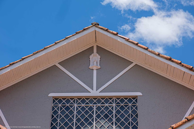 Uma casa na David Carneiro - detalhe de capelinha com Santo Antônio