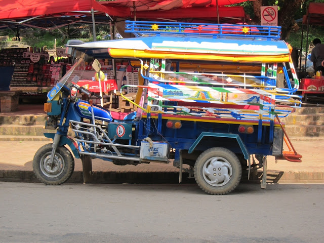 Xe tuk tuk phổ biến khi du lịch Lào