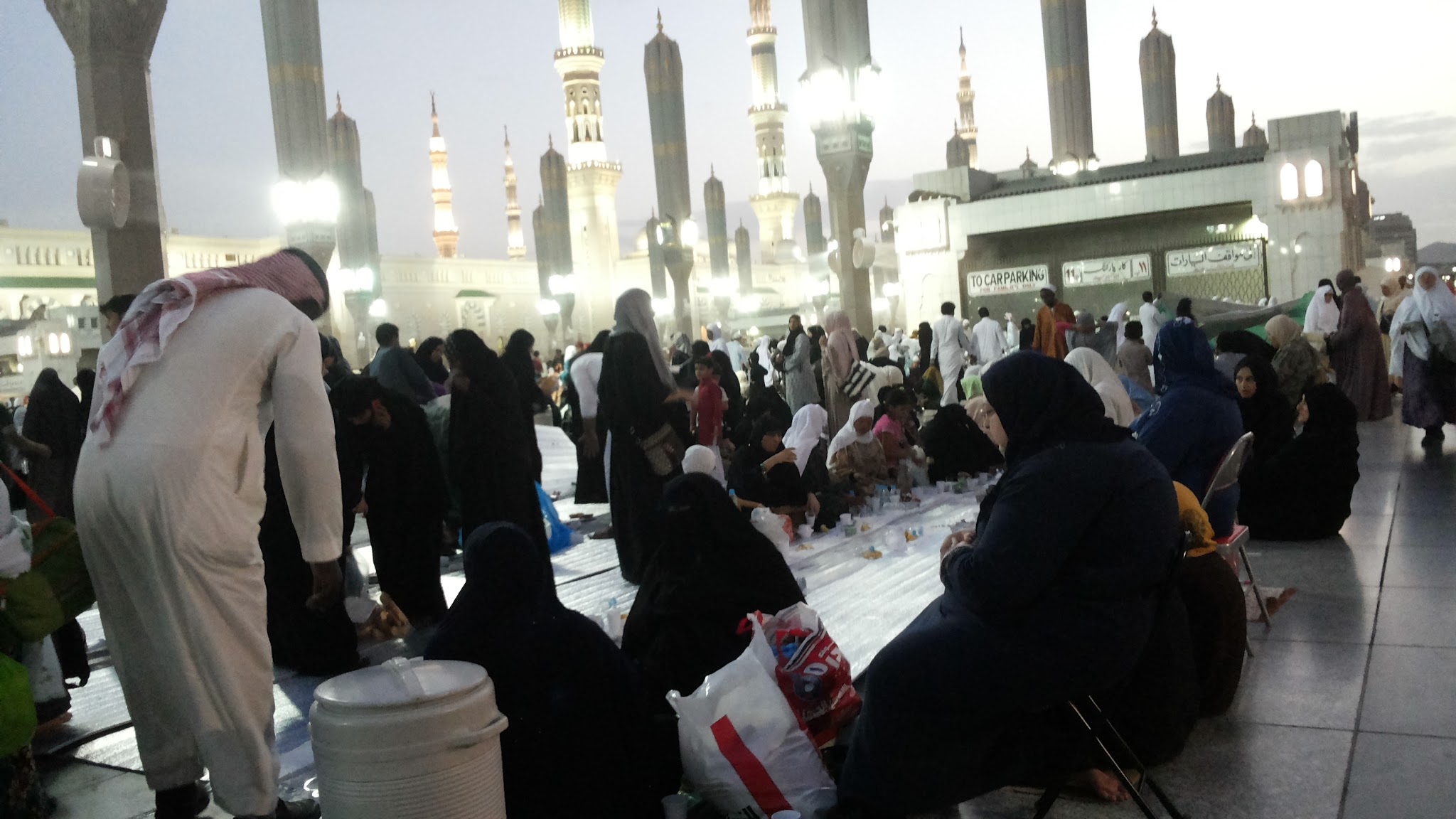 Pelataran Masjid Nabawi, suasana buka puasa di nabawi