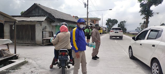 Gunung Merapi Erupsi dan Mengeluarkan Guyuran Lava Panas