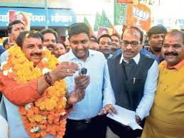 रैली के रूप में आए महापौर आलोक शर्मा। निगमायुक्त को उन्होंने सरकारी गाड़ी की चाबी सौंपी। के लिए इमेज नतीजे