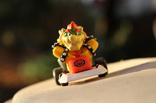 Figurine de Bowser sur un kart