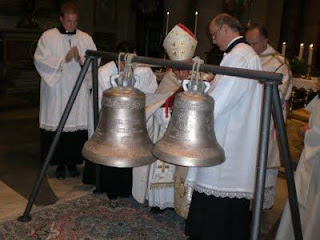 Campanas en la ceremonia del 'bautizo'