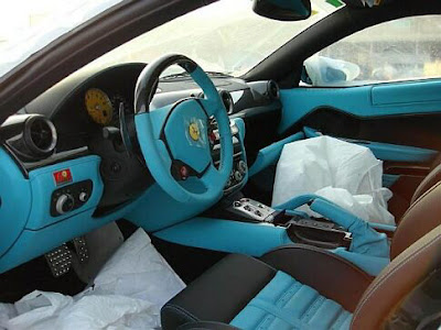 Ferrari azul-turquesa