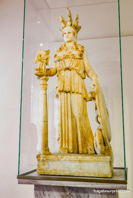 Estátua de Atena Partenos no Museu Nacional de Arqueologia de Atenas, Grécia