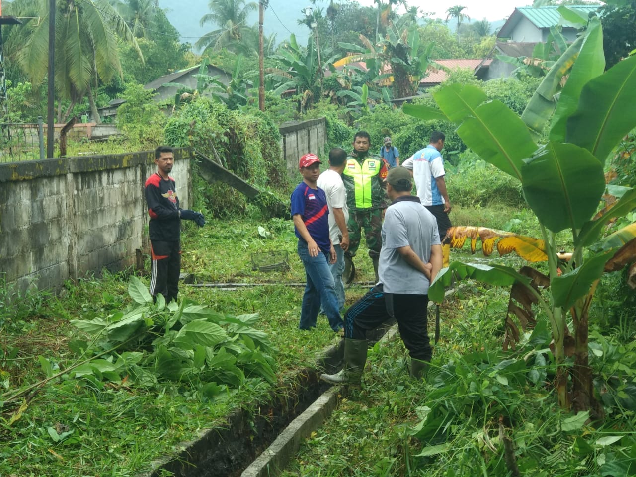 Babinsa Se Kecamatan Bunguran Selatan Melaksanakan Goro  di Objek Wisata Geopark Batu Kasah