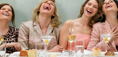 mujeres riendo