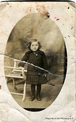 Ancienne photo de famille noir et blanc, enfant.