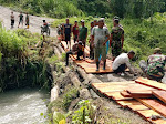  TNI, Polri Bersama Warga Tiga Desa Pegunungan Inamosol Buat Jembatan Alternatif