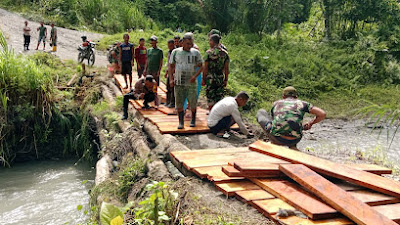  TNI, Polri Bersama Warga Tiga Desa Pegunungan Inamosol Buat Jembatan Alternatif