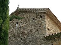 Paret de ponent de Sant Martí de Serraïma on s'endevina l'antic campanar de cadireta