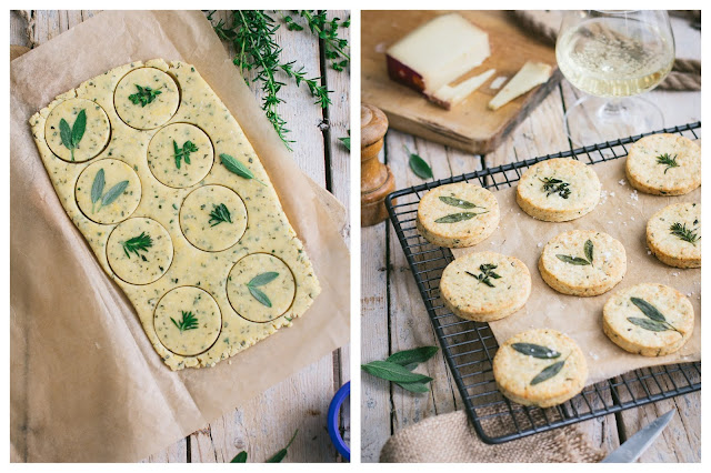 Préparation des sablés au fromage et herbes fraîches