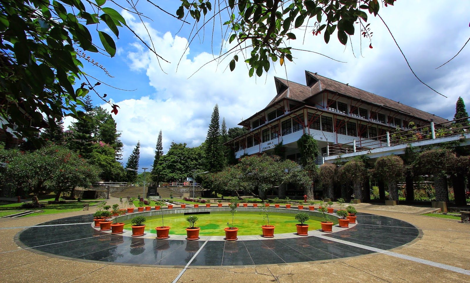 10 Universitas Terbaik di Indonesia 2014