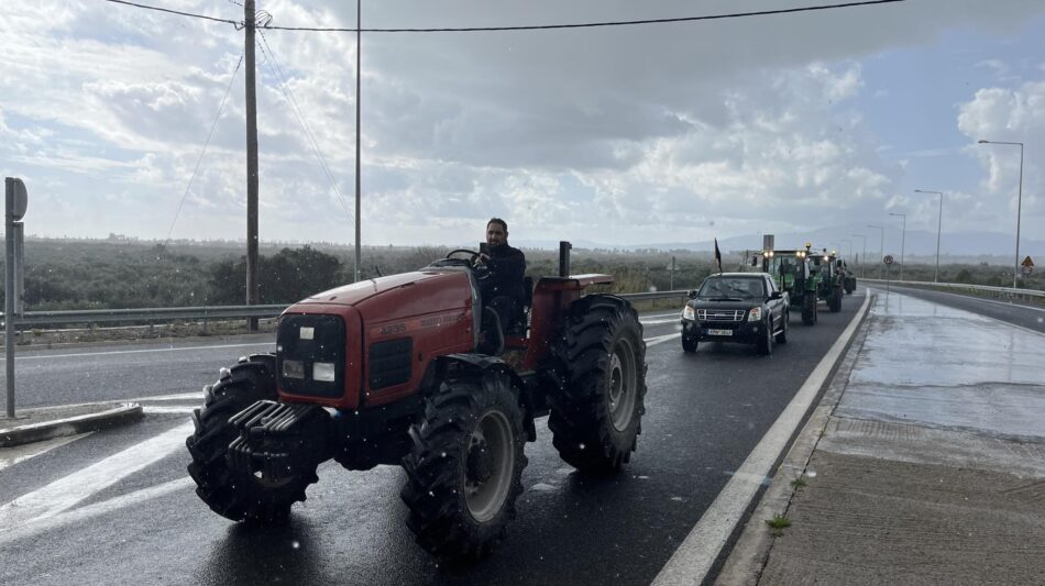 Αγανακτισμένοι αγρότες της Μεσσηνίας στον κόμβο της Εθνικής οδού Καλαμάτας