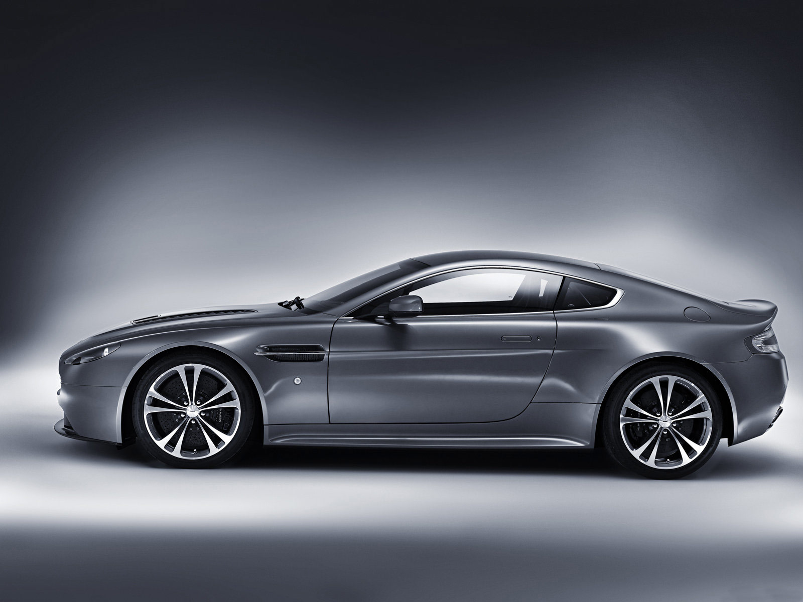 Gambar Mobil ASTON MARTIN V12 Vantage 2010