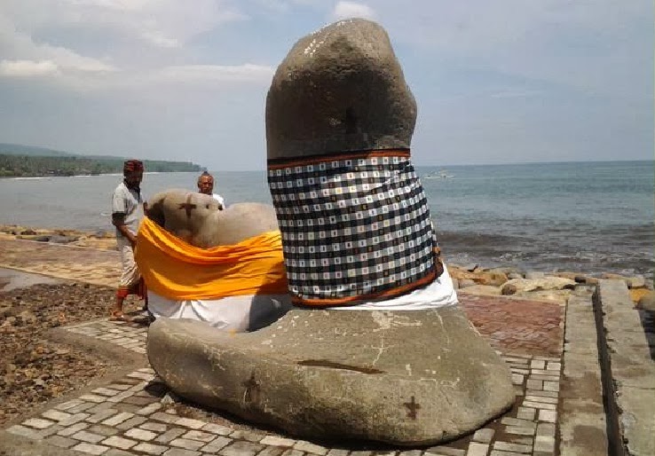 Patung Batu Lingga  Yoni Muncul di Pantai Ujung Karangasem 