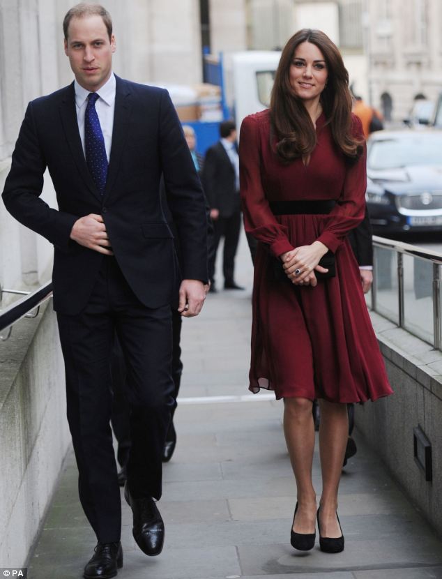 Kate Middleton, Duchess of Cambridge, in Whistles for Portrait Unveiling