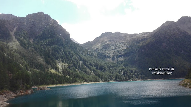 Vista dalla diga del Lago Pian Palù incorniciato dai monti 