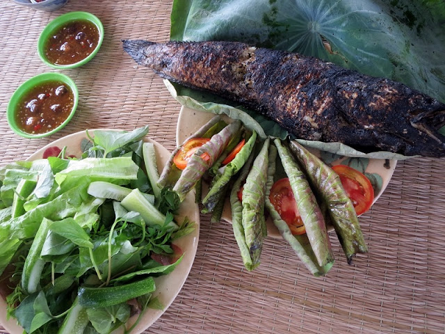 Grilled mullet fish wrapped in lotus leaves 1