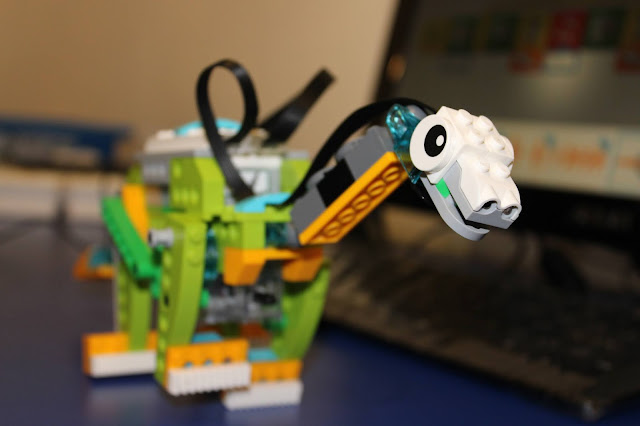 Robot Braquiossauro construído com Lego