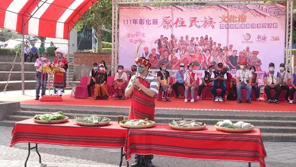 ▲彰化縣原住民族文化節由潘福來長老引領各族長老祈福團，進行聯合祈福儀式揭開序幕，感謝祖靈的護佑，也祈求來年族人們在各行各業都能順順利利、平平安安。（圖／記者林明佑翻攝）