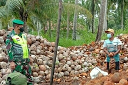  Lakukan Komsos dengan Pengusaha Kopra, Babinsa R Damanik Himbau Warga Melakukan Vakisanasi Covid-19 