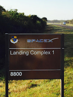 Florida'daki Cape Canaveral üssündeki 'Landing Complex 1' (iniş kompleksi 1) işareti , eski adıyla 'Launch Complex 13' (fırlatma kompleksi 13)