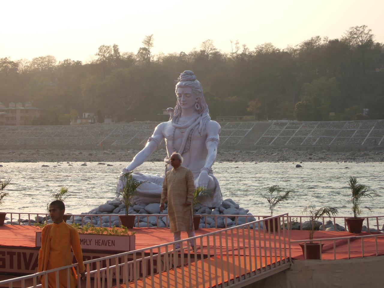 https://blogger.googleusercontent.com/img/b/R29vZ2xl/AVvXsEhHJp8wwvpLWwQH9xGhqacINC7H7urxnX3Co96Bj8ysxTgiuOveh7dc1tbRbTgeVj39DAAYkxgybi2mbQf9Qdv3815y0TZXlCVpozIOPl0vhqcxd5ROJzEM87OFXtlah69L4AiFAI4z0JNc/s1600/india-rishikesh-statues-wallpapers.jpg